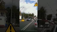 Kierowca Audi wjeżdża na przejazd kolejowy pod opuszczające rogatki #rikordwidjo #shorts