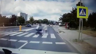Motocyklista wjeżdża na przejściu w wózek z dzieckiem