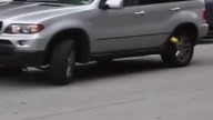 Blokada na koło i kobieta