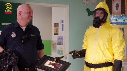 Sezon 2 Odcinek 18 - Toxic Workplace
Chelsea wybija dziurę w ścianie oddalonej sali lekcyjnej Deb, odsłaniając izolację azbestową. Odwiedzający szkołę inspektor (Jeff Ross) sarkastycznie nazywa Chelsea bohaterem, ale ona bierze to bardzo dosłownie. Ponieważ Deb często wymiotuje, ona i jej zainfekowani uczniowie nie są mile widziani w gł&oacute;wnym budynku szkoły, co powoduje, że desperacko szukają miejsca na zajęcia. Pozostali nauczyciele ostatecznie decydują się zorganizować aukcję charytatywną, aby zebrać fundusze i kupić Deb nową przyczepę. P&oacute;źniej Deb dowiaduje się, że jest w ciąży, co wyjaśnia jej wymioty. (opis odcinka przetłumaczony z angielskiego na polski)

Oryginalny opis odcinka został wzięty z: https://en.wikipedia.org/wiki/List_of_Teachers_(2016_TV_series)_episodes#Season_2_(2017%E2%80%9318)