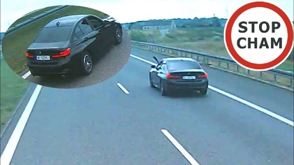 Kierujący BMW jadący z duża prędkości i kierujący ciężarówką kończący manewr wyprzedzania, który najprawdopodobniej nie wiedział czy szybko zbliżające się  BMW nie wskoczy zaraz na prawy pas stąd te dziwne ruchu.  Kierujący BMW musiał zwolnić i to był element zapalny. 
Śpieszy się, ale na wyhamowanie  ciężarówek ma czas.


Przypominamy! Nie ma stałego zakazu wyprzedzania się ciężarówek nawet na autostradach o 2 pasach ruchu w danym kierunku 
art 24. 13.
Kierującemu pojazdem kategorii N2 lub N3, o których mowa odpowiednio w art. 4 ust. 1 lit. b rozporządzenia 2018/858 albo w załączniku nr 2 do ustawy, zabrania się wyprzedzania pojazdu samochodowego na autostradzie i drodze ekspresowej o wyłącznie dwóch pasach ruchu przeznaczonych dla danego kierunku ruchu, chyba że pojazd ten porusza się z prędkością znacznie mniejszą od dopuszczalnej dla pojazdów kategorii N2 lub N3 obowiązującej na danej drodze.

16.07.2025 Autostrada A1 okolice Włocławka / Brzezie