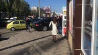 Kobieta w BMW i bieg wsteczny