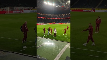 Serdeczne przywitanie Jakuba Kwiatkowskiego z reprezentantami Polski.  #football #reprezentacja