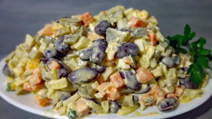 Sałatka z czerwonej fasoli, jajek i ogórka kiszonego, która zniknie ze stołu w mgnieniu oka!