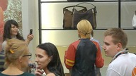 Zabawne komentarze paparazzi o Paris