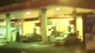 Kobieta myje samochód benzyną