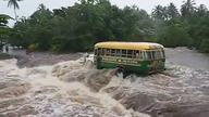 Autobus pełen ludzi porwany przez wodę