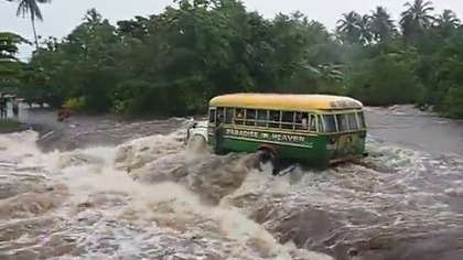 Autobus pełen ludzi porwany przez wodę
