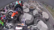 Efektowny przejazd motocrossem