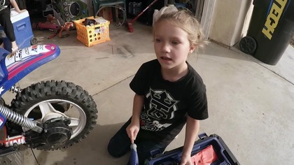 5-latka, kt&oacute;ra uwielbia motocross
