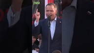 Człowiek, którego wspiera Trump.  Simon na wiecu Nawrockiego #shorts