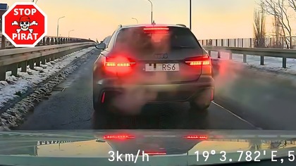 Szeryf w Audi zajeżdża drogę i blokuje ruch, w konsekwencji potęgując zator na pasie.  STOP PIRAT