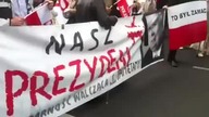 Na czele pochodu transparent: To był zamach