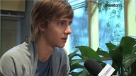 Maciej Musiał po zdjęciach przepisuje zeszyty
