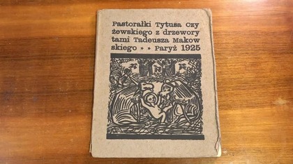 Intrygujący druk bibliofilski sprzed 100 lat.
Pastorałki Tytusa Czyżewskiego z drzeworytami Tadeusza Makowskiego. 
https://www.atticus.pl/pl/product/pastoralki-drzeworyty-tadeusza-makowskiego-107224
Ta prawdziwie bibliofilska książka stanowiła owoc spotkania tych dwóch wybitnych artystów w Paryżu na początku lat 20. XX w. Podobne zainteresowania i wrażliwość znalazła wyraz w tej jednej z najciekawszych edytorsko książek tego okresu. Została ona wydana w 1925 r. przez Polskie Towarzystwo Przyjaciół Książki właśnie w Paryżu. Zawiera kilkanaście drzeworytów  Makowskiego, w tym 6 całostronicowych, odbitych na papierze ręcznie czerpanym, który zawiera dodatkowo znak wodny wspomnianego Towarzystwa. Książka została wydrukowana w 520 egzemplarzach numerowanych.  
Dynamiczne, żywiołowe i oryginalne drzeworyty Makowskiego świetnie współgrały z oryginalną poezją Czyżewskiego, tworząc niezwykłą całość  książkę prawdziwie artystyczną.
Czyżewski (1880-1945), malarz, poeta, teoretyk i krytyk sztuki, był absolwentem krakowskiej ASP, czołowy przedstawiciel polskiego formizmu. Z futurystami  podzielał fascynację sztuką ludową, czemu dał wyraz w Pastorałkach, stanowiących jedną z najświetniejszych w poezji polskiej stylizację ludową, opartą na tradycji obrzędowej Bożego Narodzenia. 
Makowski (1882-1932), malarz, grafik, również absolwent krakowskiej ASP, stworzył własny styl, będący syntezą dotychczasowych doświadczeń artystycznych - kubizmu, malarstwa holenderskiego, naiwnego realizmu i polskiej sztuki ludowej. 
W sam raz dla prawdziwych bibliofilów.
Zapraszamy na stronę www.atticus.pl do działów książki z grafiką, literatura piękna polska, sztuka polska, poezja polska, pierwodruki, okładki wydawnicze, projektowanie graficzne, typografia, awangarda artystyczna i literacka, sztuka ludowa, foklor oraz propozycje na prezent.
Zakochaj się w antykwariacie.
 
Kupujemy książki i księgozbiory, przyjmujemy na aukcje dzieła sztuki. 

#książkazgrafiką #bibliofilia #kolekcjonerstwo #ilustracja #galeria #antykwariat #grafika #książki  #grafikaartystyczna #books #gallery #illustations  #polskasztuka #polishart #Formiści #dadaizm #ilustratorzy #malarstwo #sztuka  #bibliophile #art  #graphic #painting #TadeuszMakowski #TytusCzyżewski #awangarda #bibliofil #książkaartystyczna #drzeworyt #sztukaludowa #Parstorałki #drzeworytnictwo
