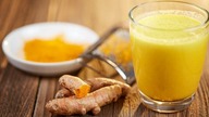 Woda z kurkumą - Ludzie piją ją codziennie nie bez powodu! - Sprawdź efekty