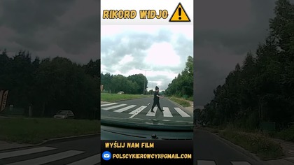 Piesza wchodzi na PDP z telefonem przy uchu, nie rozglądając się #smartphone #shorts #zombie