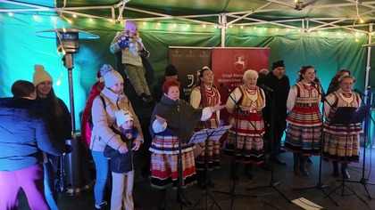 Wspólne kolędowanie z zespołem Jarzębina podczas 4.  Jarmarku Bożonarodzeniowego na zamku w Janowcu