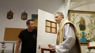 Ksiądz gazuje księdza