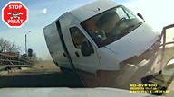 Pijany wariat demoluje most i uderza w pojazd jadący z naprzeciwka.  STOP PIRAT