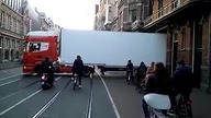 Perfekcyjny wjazd kierowcy ciężarówki do magazynu