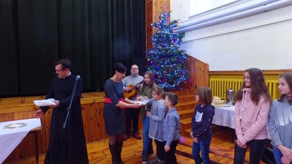 Wspólne dzielenie opłatkiem - 2.  rocznica funkcjonowania scholi Aniołki - 1. 01. 2019 r.