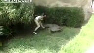 Idiotka w zoo koniecznie chce dotknąć krokodyla