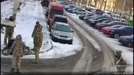 NAZIBANDEROWCY łapią ochotnika na front