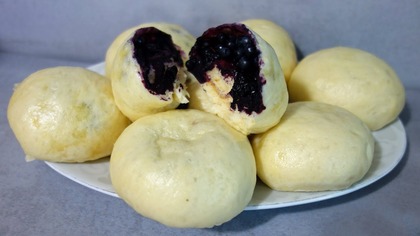 Pampuchy z jagodami.  Przepis babci jak zrobić pyszne kluski drożdżowe na na parze