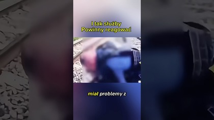 Leżał na torach z głową na szynie.  Pociąg już nadjeżdżał #policja #tory #ratunek #bohater