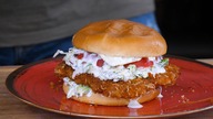 Dobre bo Polskie: Polski burger a sos cieknie po brodzie / Oddaszfartucha