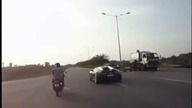 Bugatti Veyron i pokonuje przeszkody na drodze
