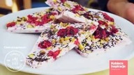 Mrożony jogurt z malinami i orzechami