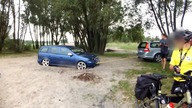 Po co pomagać kretynowi, który wjeżdża samochodem na plażę