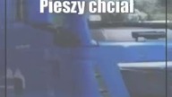 Wtargnął na ulicę prosto pod koła ciężarówki