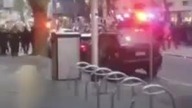 Australijska policja bije streamera za nagrywanie protestu