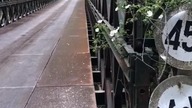 Przerażający przejazd autobusu turystycznego przez stary, żelazny most