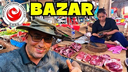 Jade na bazar do miasteczka.  Polak w Kambodży