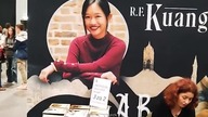 Rebecca Kuang, wystawcy, Warszawskie Targi Fantastyki V2! Zwiedzamy, oglądamy! Skrzydlata Kompanija!