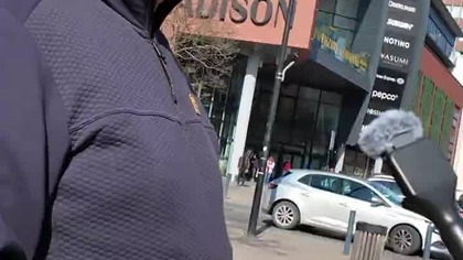czy panu jest wygodnie i czy pan płacze