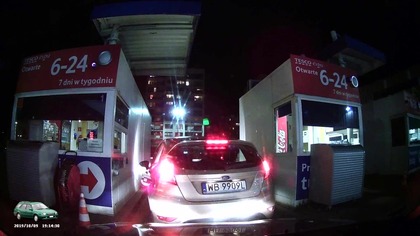 Stacja Tesco - Tak się śpieszyła by być pierwsza, że o wlewie zapomniała