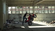 Stunt - czyli co można zrobić z dużym motocyklem i małą motorynką