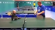 Dzidziuś gra w ping-ponga