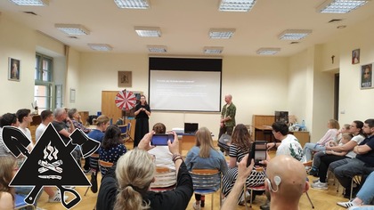  Umów się na osobiste konsultacje, aby poprawić Twoją strategię na trudne czasy:
 https://bit.ly/konsultacje-domowy-survival  [autopromocja]

W czerwcu miałem okazję spotkać się z osobami Głuchymi na warsztatach we Wrocławiu, dotyczących przygotowań na sytuacje kryzysowe. Myślałem, że mam dobrze przemyślaną prezentację... dopóki nie zorientowałem się, jak bardzo moje rekomendacje nie pasują do ich potrzeb.

Rozmawialiśmy m.in. o tym, dlaczego CB radio nie ma sensu w ich przypadku, jak wygląda kwestia ostrzeżeń bombowych, których nie słychać, i jak ważne są alternatywne formy komunikacji -- np. Meshtastic. To było naprawdę otwierające oczy doświadczenie.

Do domu wracałem nocnym pociągiem z wagonem sypialnym, który okazał się małą przygodą samą w sobie -- i o tym też wspominam w drugiej części filmu.

#lokowanieproduktu odzież i akcesoria marki Helikon