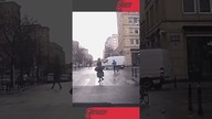 Stoisz sobie na czerwonym świetle, aż tu nagle #shorts