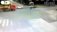 Ciezarowka zgniata skuterzyste