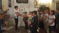 Święty uśmiechnięty w wykonaniu scholi Aniołki z Markuszowa