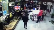 Pijany Chinczyk dymi w sklepie