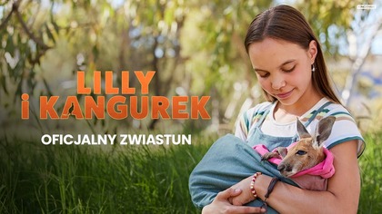 Zobacz zwiastun LILLY I KANGUREK od producentów filmów o PADDINGTONIE. Inspirowana prawdziwymi wydarzeniami historia niezwykłej przyjaźni tylko w kinach od 19 września!

Już we wrześniu do polskich kin trafi pełna ciepła, familijna komedia o ratowaniu małych kangurków, której akcja rozgrywa się w samym sercu słonecznej Australii.  Film producentów przebojowej serii kinowych przygód PADDINGTONA. Scenariusz został zainspirowany prawdziwą historią z życia Chrisa Brolgi Barnsa, założyciela The Kangaroo Sanctuary  organizacji, która od 2005 roku ratuje kangury w Australii Środkowej i pomaga im wrócić do życia w naturze. W rolach głównych znany z popularnego serialu Ród smoka Ryan Corr oraz Deborah Mailman, którą polscy widzowie mieli okazję niedawno oglądać w familijnym filmie Pies na medal.


http://kinoswiat.pl/
FACEBOOK: https://www.facebook.com/KinoToPrzygoda
INSTAGRAM: https://www.instagram.com/lubiekino_/
TIKTOK: https://www.tiktok.com/@lubiekino


Lilly to mieszkająca w Australii, bystra i kochająca naturę 11-latka, która dzięki pasji swojego ojca zafascynowała się zdumiewającym życiem okolicznych kangurów. Pewnego dnia dziewczynka spotyka na swojej drodze Chrisa  prezentera pogody z telewizji, zaliczającego najbardziej pechowy czas w swoim życiu. Mężczyzna znajduje przy drodze potrzebującego pomocy kangurka i wspólnie z nowopoznaną Lilly postanawiają uratować zwierzaka. Wspólnie rozpoczynają pracę nad ratowaniem i rehabilitacją osieroconych kangurzątek w odległym zakątku Australii. To przedsięwzięcie zmieni życie obojga bardziej niż mogliby się tego spodziewać.

Jestem podekscytowana możliwością pracy nad tą ciepłą i zachwycającą komedią o odnajdywaniu swojego miejsca i celu w świecie. Nie mogę się doczekać pracy z gwiazdami filmu  kangurami! Jako australijski filmowiec wiele dla mnie znaczy, móc pokazać moją ojczyznę w świeży i ekscytujący sposób  mówiła przed rozpoczęciem zdjęć Kate Woods, reżyserka.
