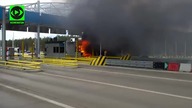 Pożar na A2.  Spłonęły dwie budki punktu poboru opłat.  Zajęły się od samochodu